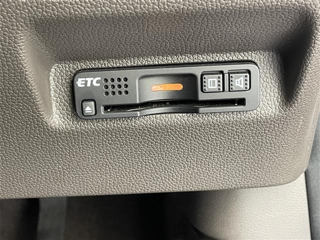 【ETC】有料道路を利用する際に料金所で停止することなく通過できる、ETC車載器（ノンストップ自動料金収受システム機器）が装備されています。セットアップを行うことで利用可能になります。