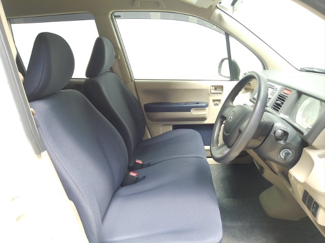 フロントベンチシートだから運転席助手席足元もゆったり広々快適です。助手席への移動も楽々です。