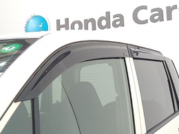 車内の空気の入れ替えだけでなく、雨天時の雨の入り込みや紫外線防止にも役立つドアバイザー装着済みです。