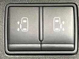【両側パワースライドドア】スマートキーや運転席のスイッチで後席両側スライドドアの開閉が可能♪電動だから力を入れてドアを開ける必要が無く、小さなお子様でも簡単に開け閉めでき快適です♪