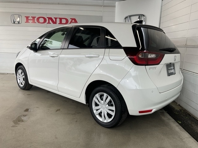 コンビネーションランプを高い位置に配置、後続車に見やすいデザインで安全にも配慮。