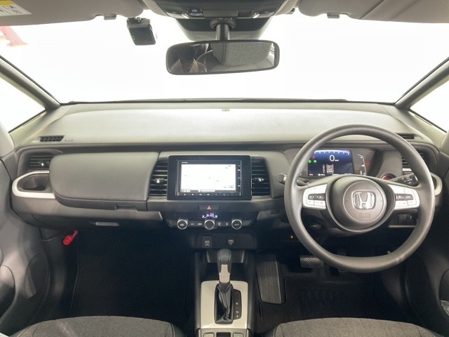 水平基調でスッキリとしたフロントビュー。広く見渡せて運転に安心をもたらします