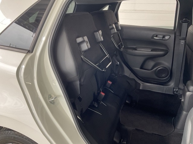 後部座席を跳ね上げるともう一つの荷室が！背の高い荷物も大丈夫。