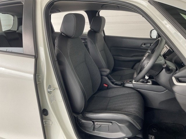 肘掛け付きフロントシートで長時間でも快適ドライブ！