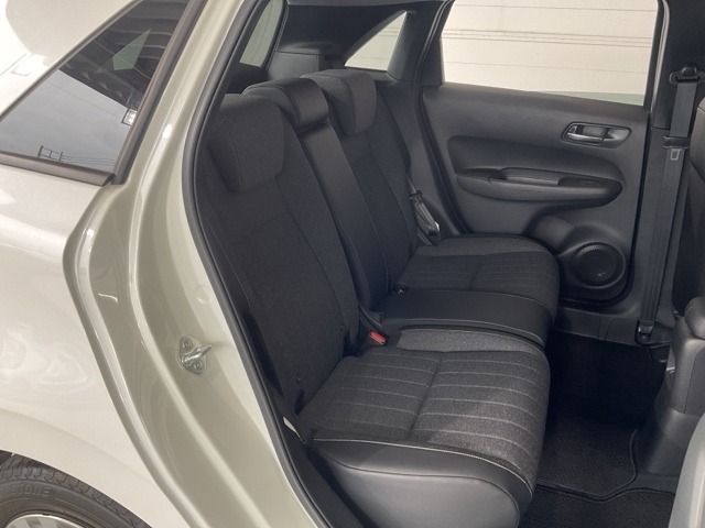 ゆったりくつろげる、座り心地の良い後部座席。