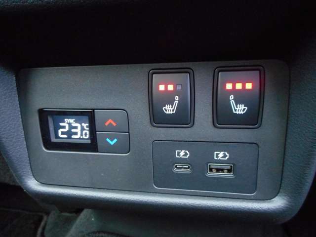 後席用のシートヒータースイッチ＆オートエアコン操作パネルです。後席も温度設定が出来るので、快適に過ごせます。