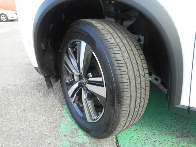 19インチ純正アルミ装着で、タイヤ溝も十分あります！