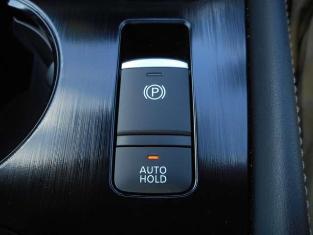 オートブレーキホールドは、ブレーキペダルを踏んで停車すると、ブレーキペダルから足を離してもクルマがブレーキ力を維持。ペダルを踏み続けることによる足の疲れを緩和します。
