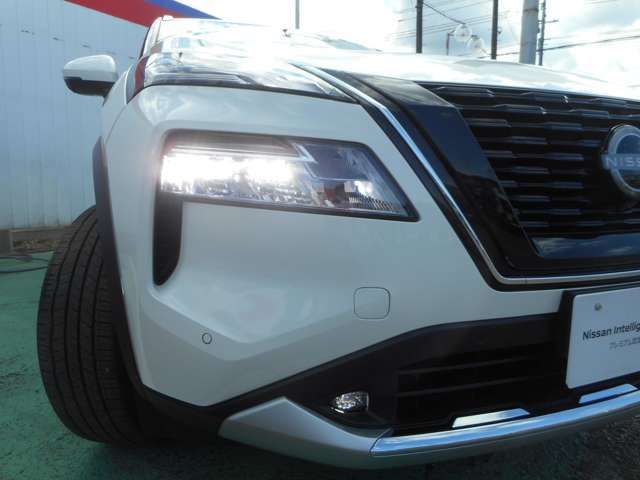 ヘッドライトはLED仕様で、明るく雨の日も安心です！フォグランプも付いています。