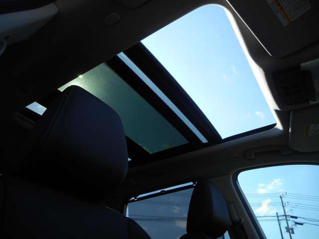 電動パノラミックガラスルーフ装備で、室内も明るく開放感があります。