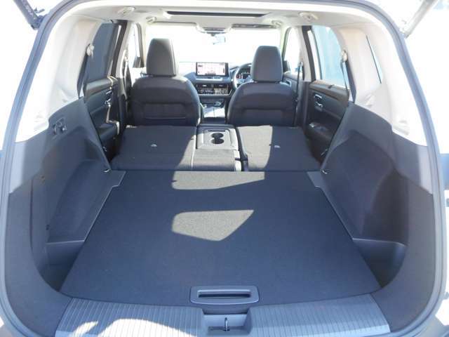リアシートを両方倒すと更にラゲッジスペースが広がり、長い物も積み込む事が出来ます！