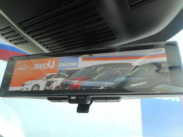 車両後部より後方が映るインテリジェントルームミラー。後ろに荷物を満載にしても、定員乗車でもルームミラーで見る視界は良好です！