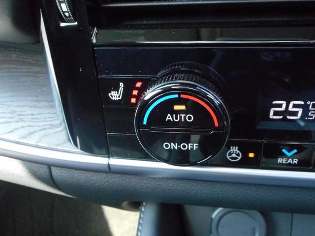 ハンドルヒータースイッチとシートヒータースイッチは、エアコン操作パネル内にあります！！