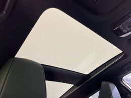 【パノラマルーフ】大型のガラスルーフ搭載で車内の解放感が一気にアップ！開放的なドライブをお楽しみいただけます。