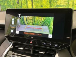 【バックカメラ】駐車時に後方がリアルタイム映像で確認できます。大型商業施設や立体駐車場での駐車時や、夜間のバック時に大活躍！運転スキルに関わらず、今や必須となった装備のひとつです！