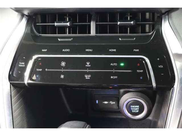 運転席と助手席、それぞれ温度調節ができ、オールシーズン快適なオートエアコンとなっております！