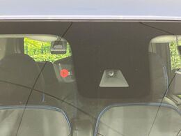 【三菱e-Assist】走行中に前方の車両等を認識し、衝突しそうな時は警報とブレーキで衝突回避と被害軽減をアシスト。より安全にドライブをお楽しみいただけます。