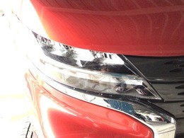 【HIDヘッドライト】夜間や雨天時でも遠くまでしっかりと見渡せ、安全性と安心感を高めるディスチャージヘッドライト装備！フォグライトも装備しておりますので、夜道での安心感が更にUPです！