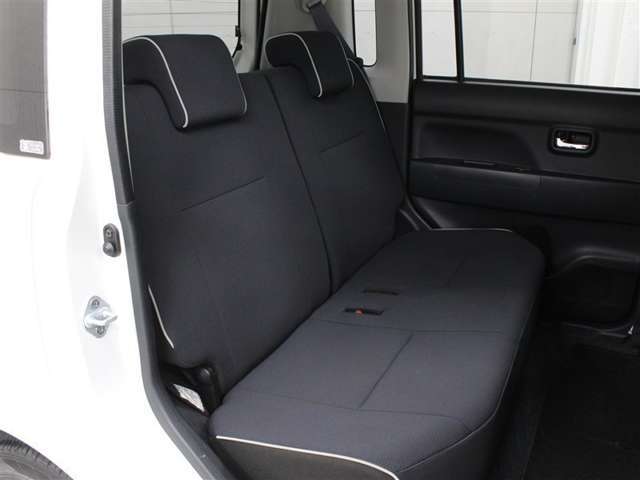 後席も十分な広さを確保していますので家族や友人とのロングドライブも快適です。