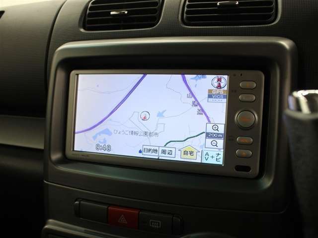安全を考慮し、視線移動の少ない位置にセットされた純正メモリーナビ！CD、ワンセグTVに対応しています。
