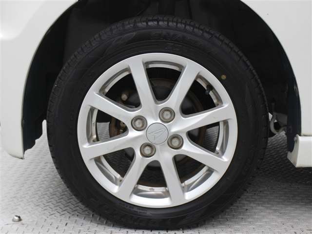 純正アルミホイールは精度が高く、走行の安定性が優れています。タイヤサイズ155/65R14