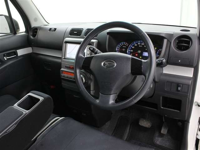 ベンチシートとコラムシフトの採用で助手席側からのウォークスルーも可能です。