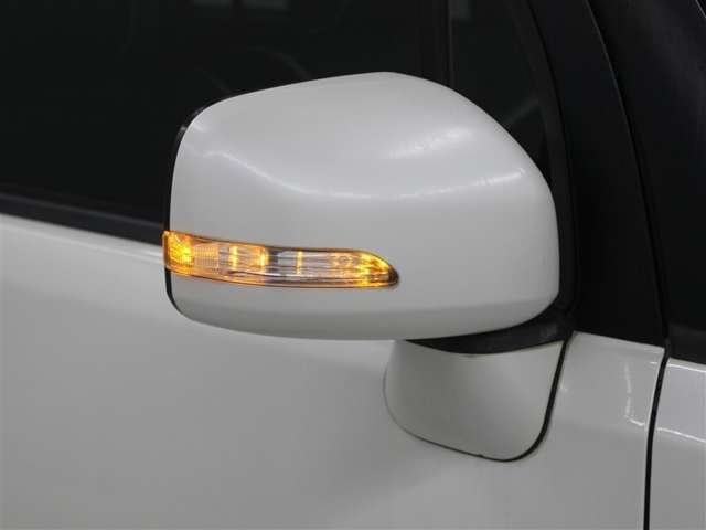 サイドターンランプ付きドアミラー。車両のドレスアップと右左折時の被視認性を兼ね備えたお洒落なミラーです。