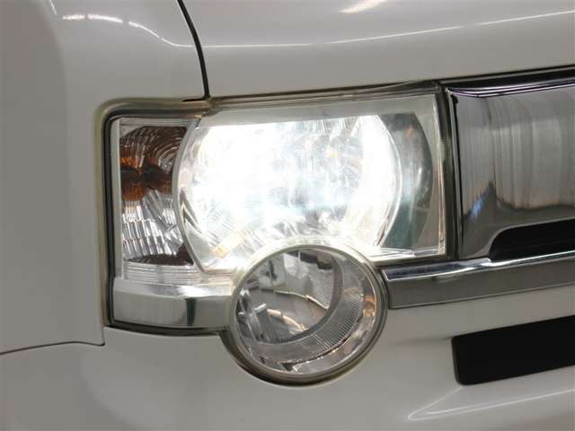 太陽光に近い色と大光量で夜間のドライブをアシストするディスチャージヘッドランプが装備されています。