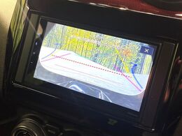 【バックカメラ】駐車時に後方がリアルタイム映像で確認できます。大型商業施設や立体駐車場での駐車時や、夜間のバック時に大活躍！運転スキルに関わらず、今や必須となった装備のひとつです！