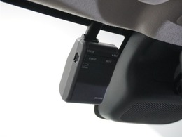 ◆ドライブレコーダー◆映像・音声などを記録する自動車用の装置です。　もしもの事故の際の記録はもちろん、旅行の際の思い出としてドライブの映像を楽しむことができます。