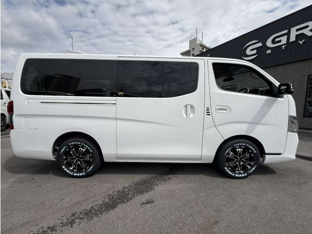 16インチアルミホイール/ベッドキット/7インチナビ/アラウンドビューモニター/衝突軽減ブレーキ/両側小窓付きスライドドア/ETC/スマートキー/プッシュスタート/キャンピングカー