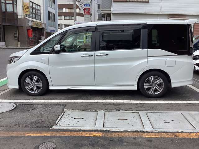 両側電動スライドドアです！ワンタッチでスライドドアが開閉しますのでドアの開け閉めも楽々です！