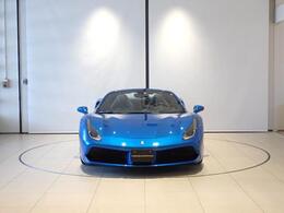 488 Spiderは、ミッドリアエンジンのV8スポーツカーとして、強力なパフォーマンスとオープントップドライビングの楽しさを提供します