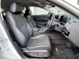 体を包み込む形のシートなので、長時間運転しても疲れません。