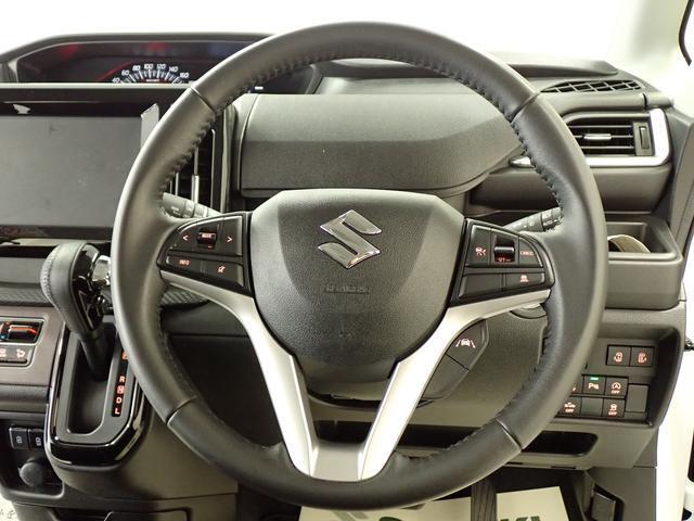 本革巻きのステアリングホイールが　車内に高級感をプラスします。手になじみ、運転しやすいです。