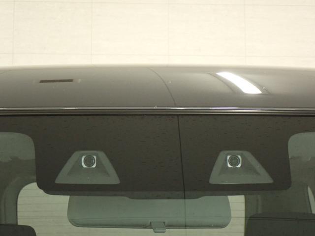 2つのカメラで夜間の歩行者も検知する　デュアルカメラブレーキサポート搭載。前方の車両や歩行者を検知し、音や表示で警告。衝突の可能性が高まると自動でブレーキをかけ、衝突回避または被害軽減を図ります。