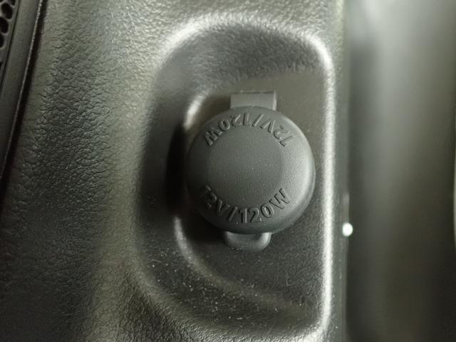 後席の方用の　アクセサリーソケットを装備しています。