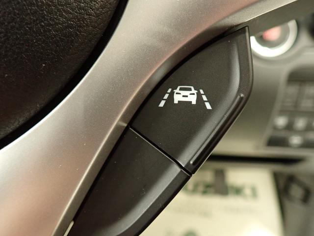 「車線逸脱抑制機能」を搭載しています。車線をはみ出しそうになると、ドライバーにステアリング操作を促し、車両を車線の内側に戻すよう支援します。