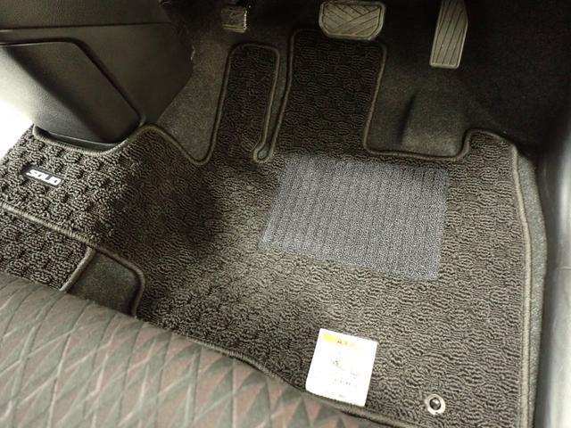 足元にフロアマットを装着しています。水分を吸収してくれるので、雨の日でも滑りにくいです☆