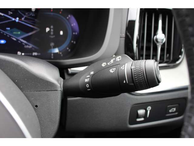 ワイパーレバーには、オートワイパーとリアワイパーのスイッチが付いています。運転に集中できるオートワイパーは、降雨量でワイパースピードが変化します。