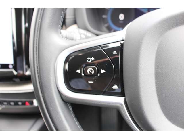ステアリングの左側には、前車を追従するACC（アダプティブ・クルーズ・コントロール）と車線を読み取って走行するパイロットアシストの操作スイッチが備わっています。