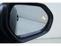 ウインカーミラーにはBSM（ブラインドスポットモニター）を搭載。隣を走る車両が死角に入るとLEDインジケーターを点灯。また、ウィンカーを出すとインジケーターも光って点滅！注意を促してくれます