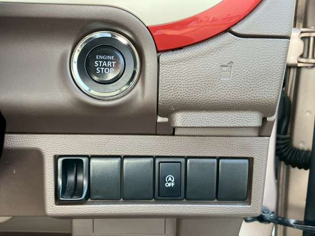 プッシュスタートボタンですので、鍵を刺さなくてもボタン1つでエンジンがかけれます！
