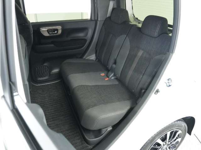家族やご友人とBBQに行くとき、楽しさは道中の車内から始まっています！このベンチシートに座って、みんなで和気あいあい盛り上がりましょう！