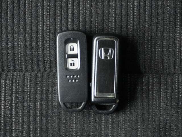 ◆スマートキー◆カギをバッグやポケットに入れたままでもドアロックの開閉ができる『スマートキー』付き！雨天や暗くなってもカギを取り出す必要がなくドアの開錠＆エンジンも始動できます
