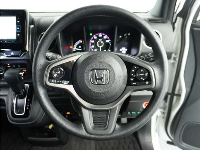 【Honda SENSING】 カメラ等装置で精度の高い検知能力を発揮、安全運転を支援します。ステアリング上のコントローラーに注目！