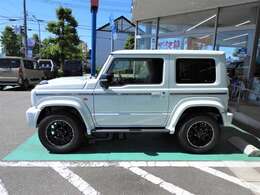 サイド部に力強いボリュームを与える、オーバーフェンダーとアルミステップの豪華キット。印象的なホイールアーチはたくましく、そして美しいサイドプロポーション生み出します☆