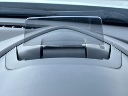 【カラーヘッドアップディスプレイ】現在の速度や走行情報をデジタル表示で運転席前方のガラスに投影！カラー付きで視認性も高く、運転中目線をずらさず必要な情報を確認できるのでとっても便利で安心！