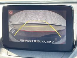 【バックカメラ】駐車時に後方がリアルタイム映像で確認できます。大型商業施設や立体駐車場での駐車時や、夜間のバック時に大活躍！運転スキルに関わらず、今や必須となった装備のひとつです！