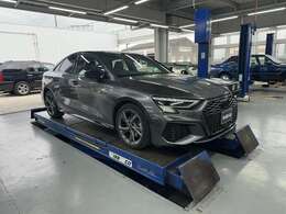 弊社では、自社整備工場完備なのを活かし、入庫後はリフトに上げて 財）日本自動車査定協会の登録査定士が事故や修復歴のチェックをし、国家整備士のメカニックがオイル漏れや機関系・下回りなどをチェックします。